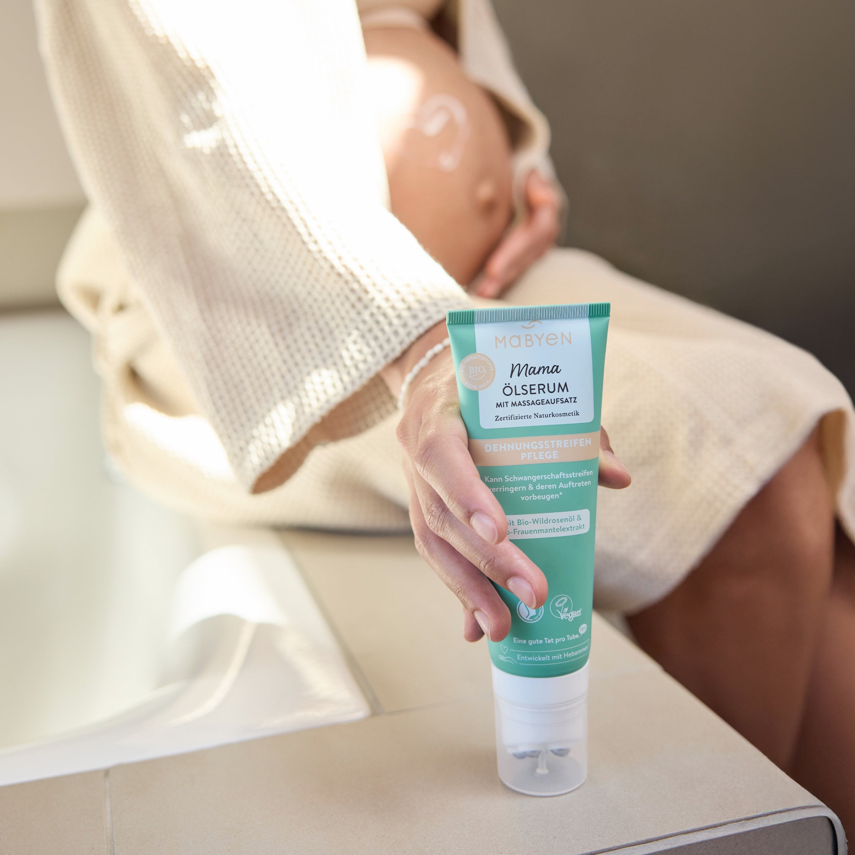 Mama im Bad bei Pflegeroutine