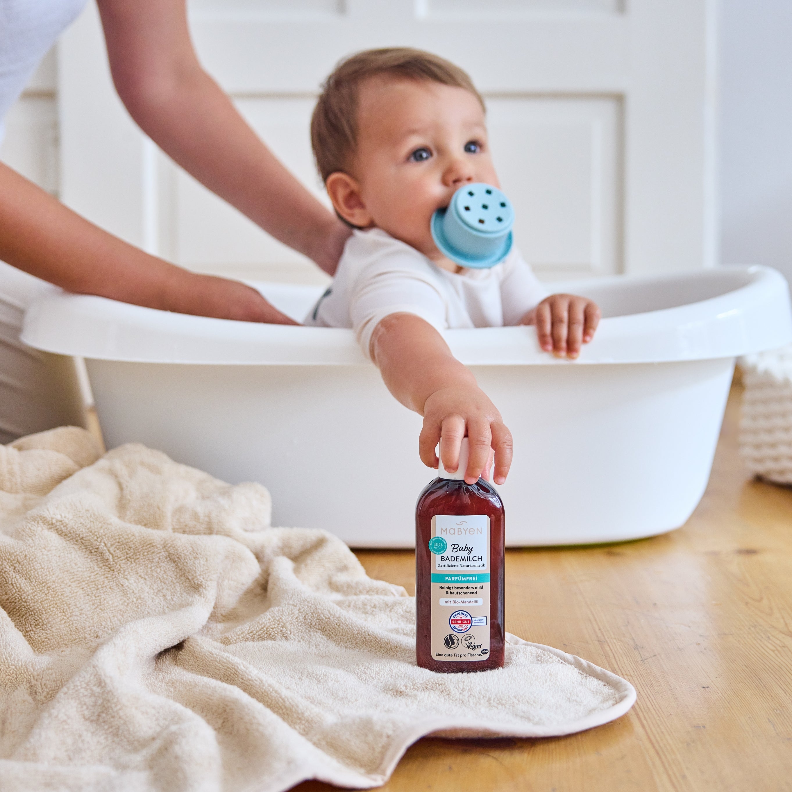 Kleiner Junge Badewanne Bademilch