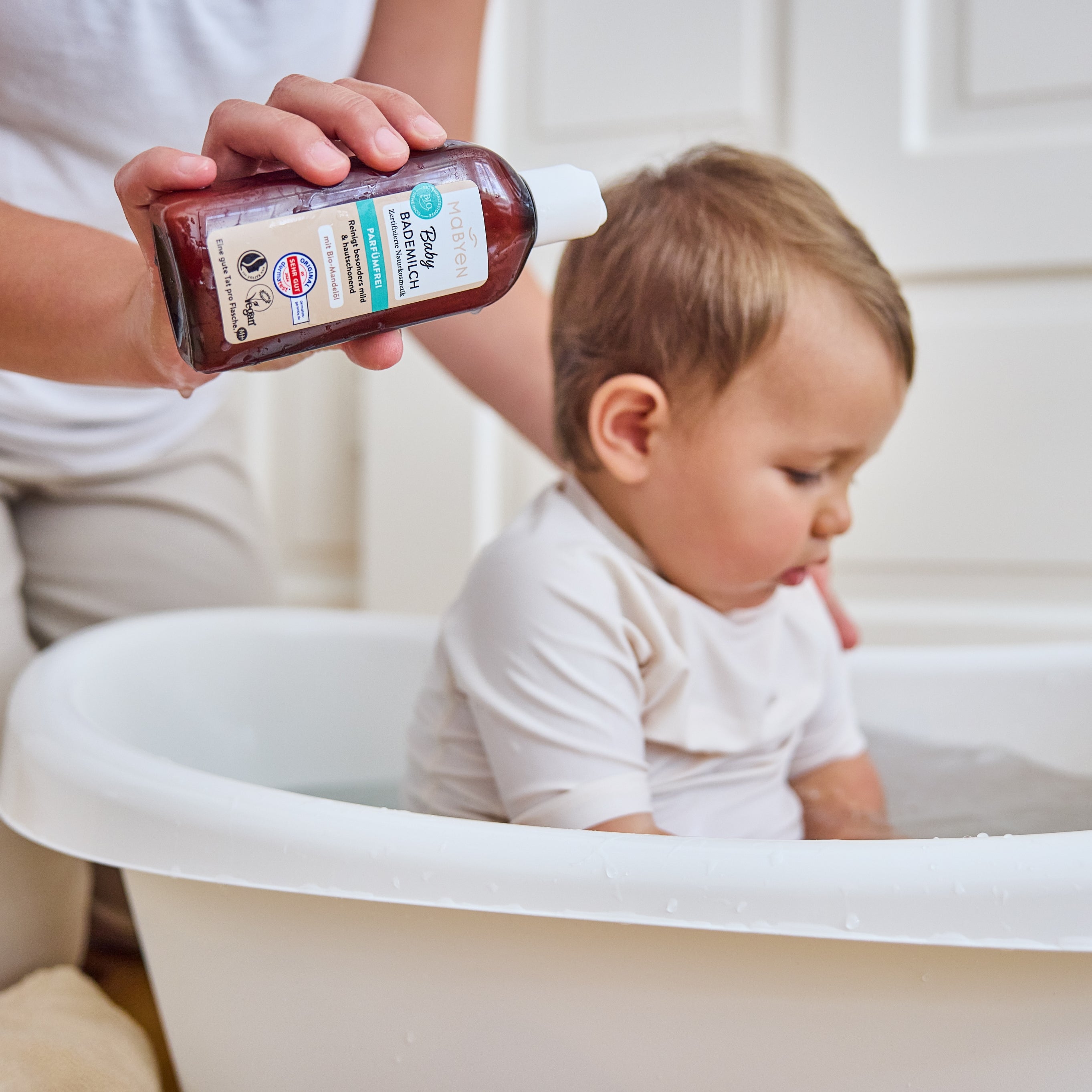 Kleiner Junge Badewanne Bademilch mit Mama