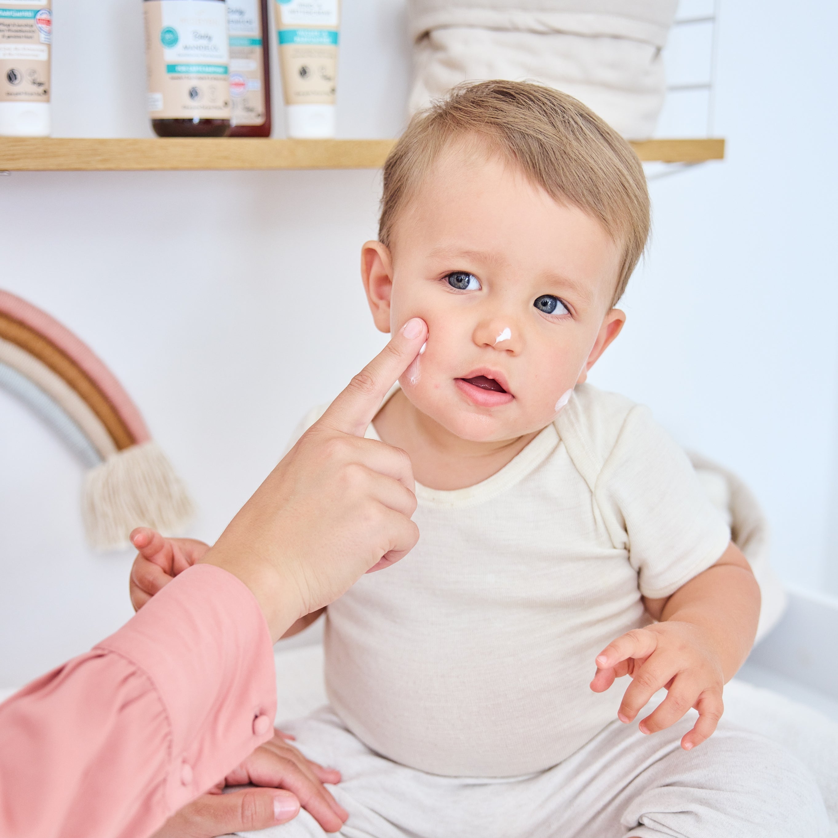 Kleiner Junge Pflegecreme Gesicht