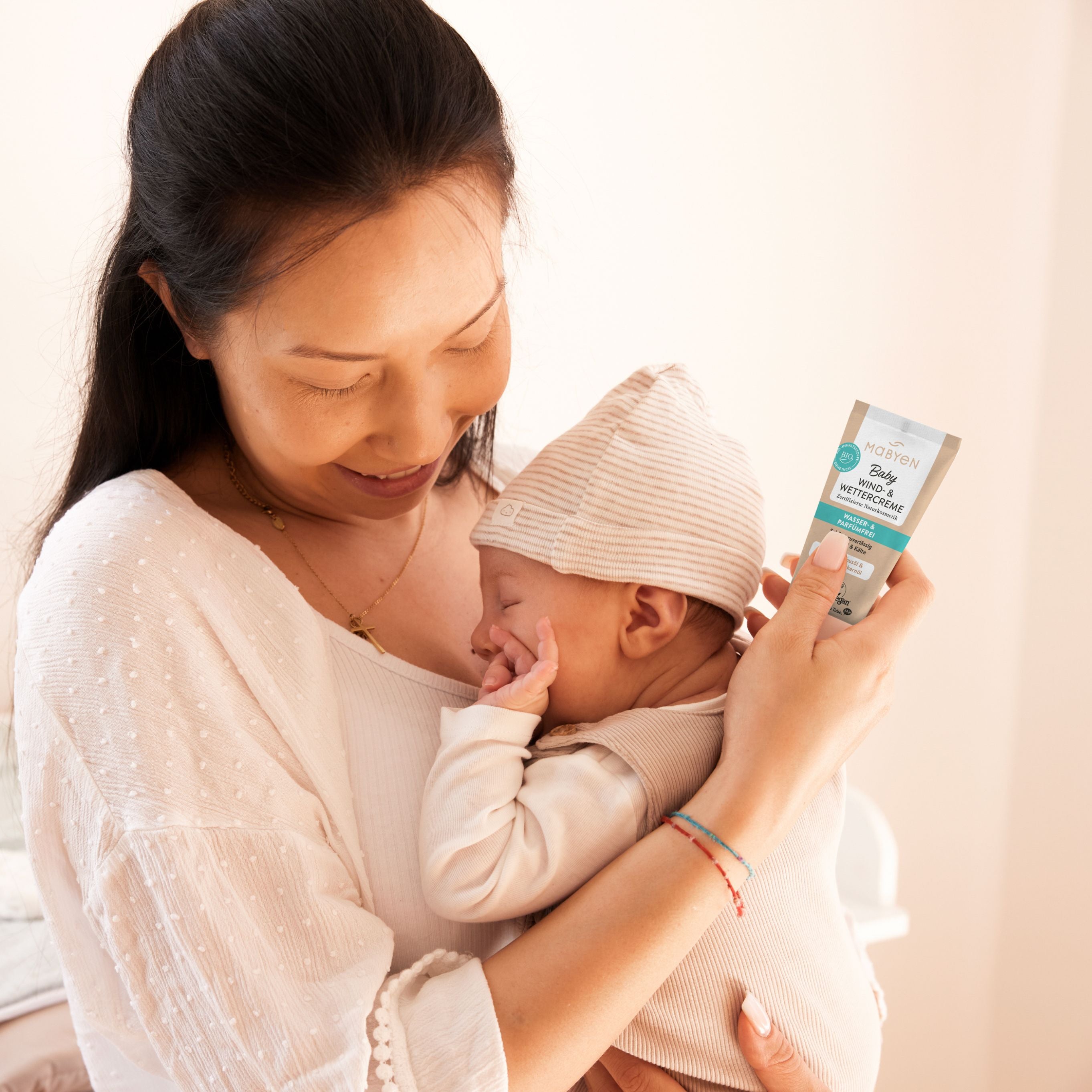 Mabyen_Wind_Wetter_Baby auf Arm
