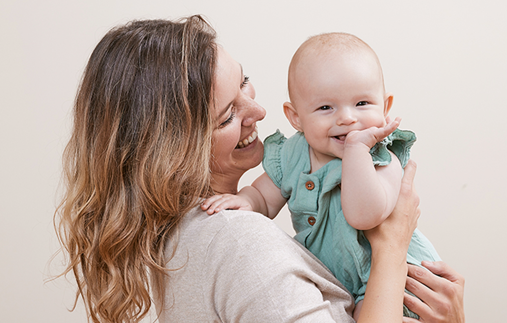 Körpersprache beim Baby: 8 Signale und ihre Bedeutung