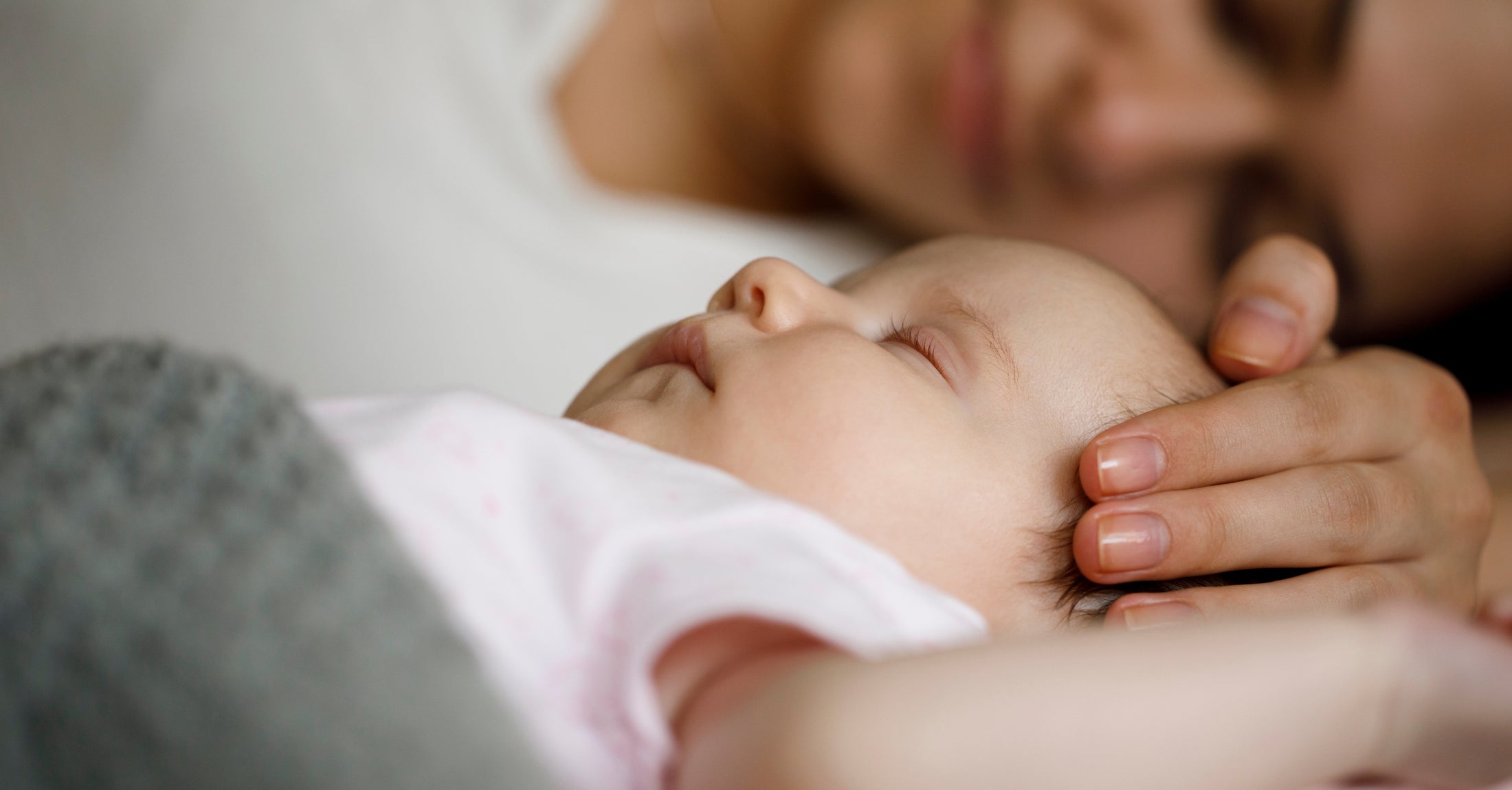 Baby Schlaf: So kann dein Baby geborgen und sicher einschlafen