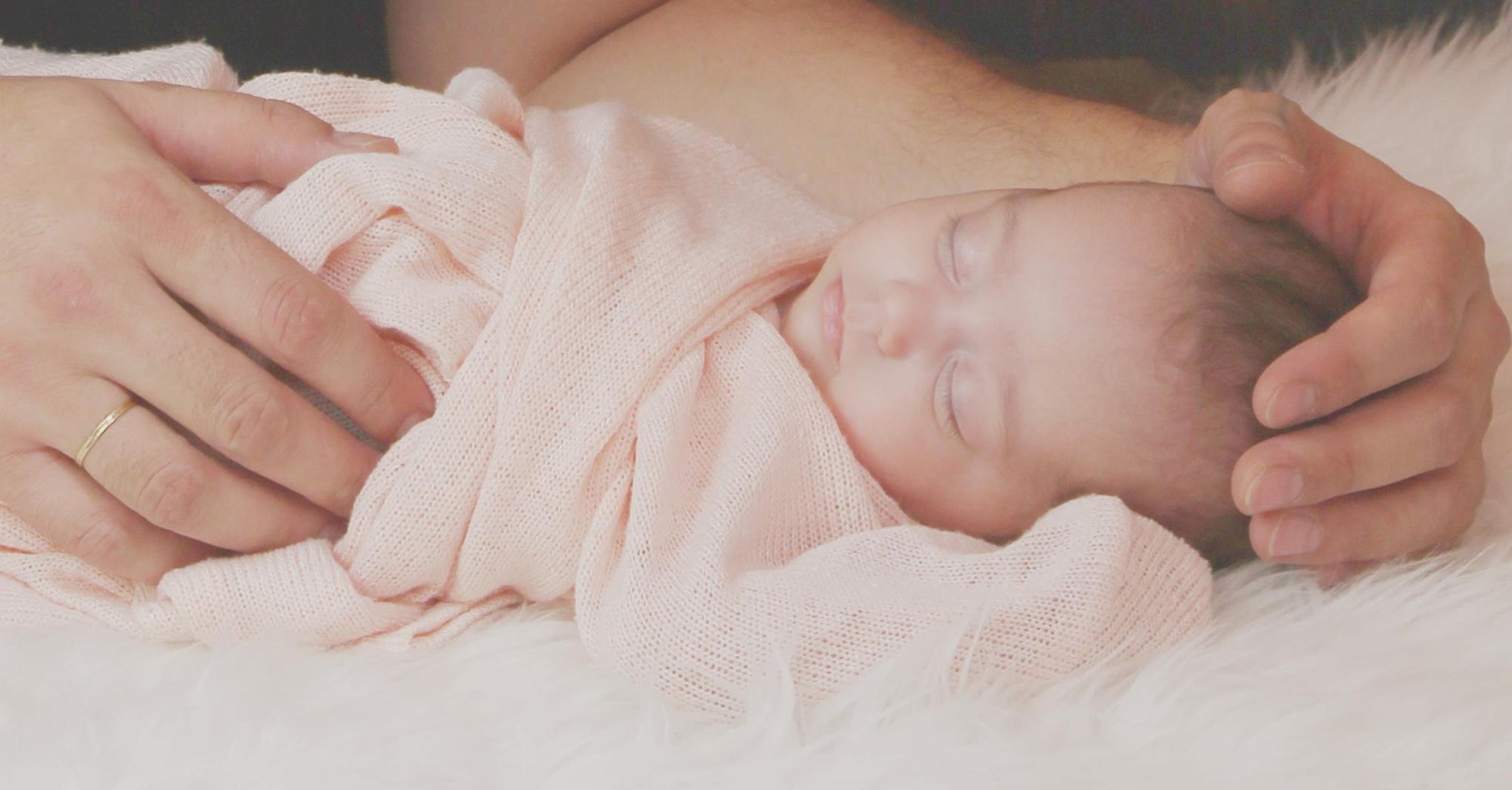 Baby fremdelt: So kannst du es jetzt liebevoll unterstützen