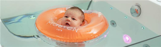 Baby Floating im Sommer
