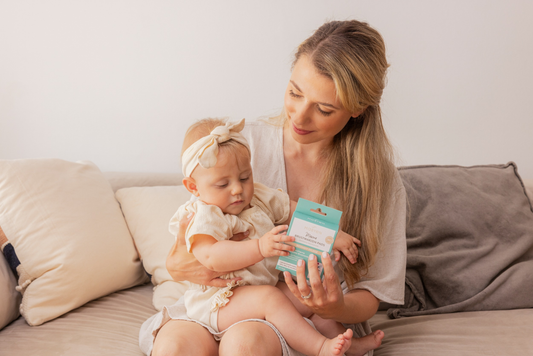 Mabyen Mama mit Baby auf Arm und Brustwarzen Pads