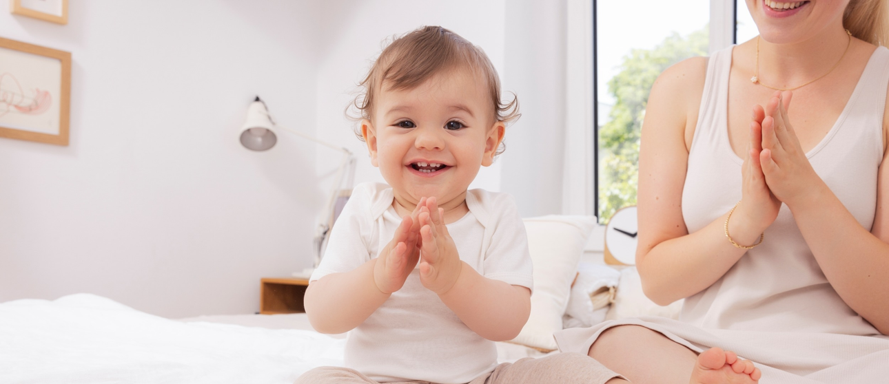 Mabyen glückliches Baby das lacht und klatscht