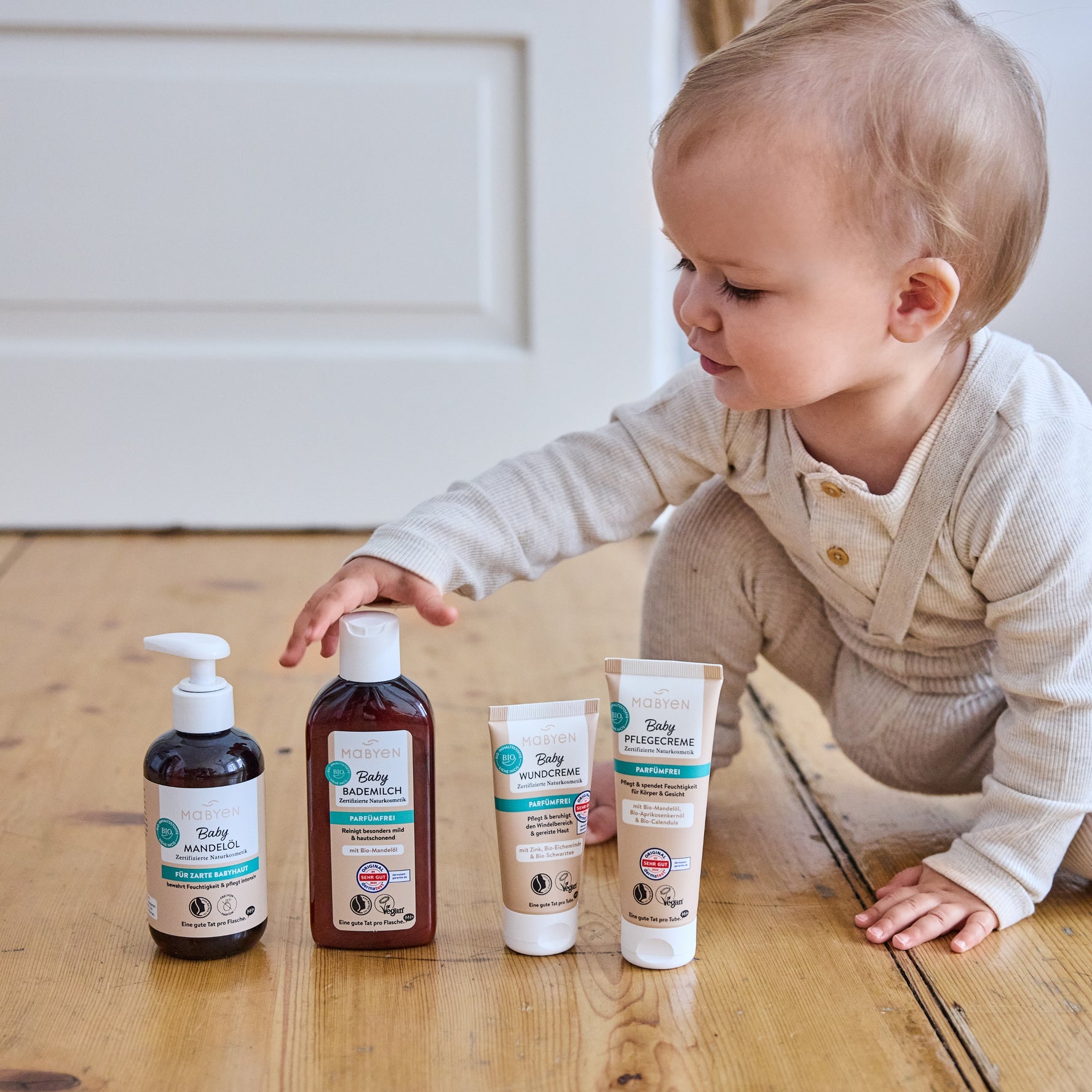 Baby Pflege Pröbchen Set von Mabyen mit Baumwollsäckchen und allen enthaltenen Produkten: Wundcreme, Pflegecreme, Mandelöl, Wind- & Wettercreme und Bademilch.