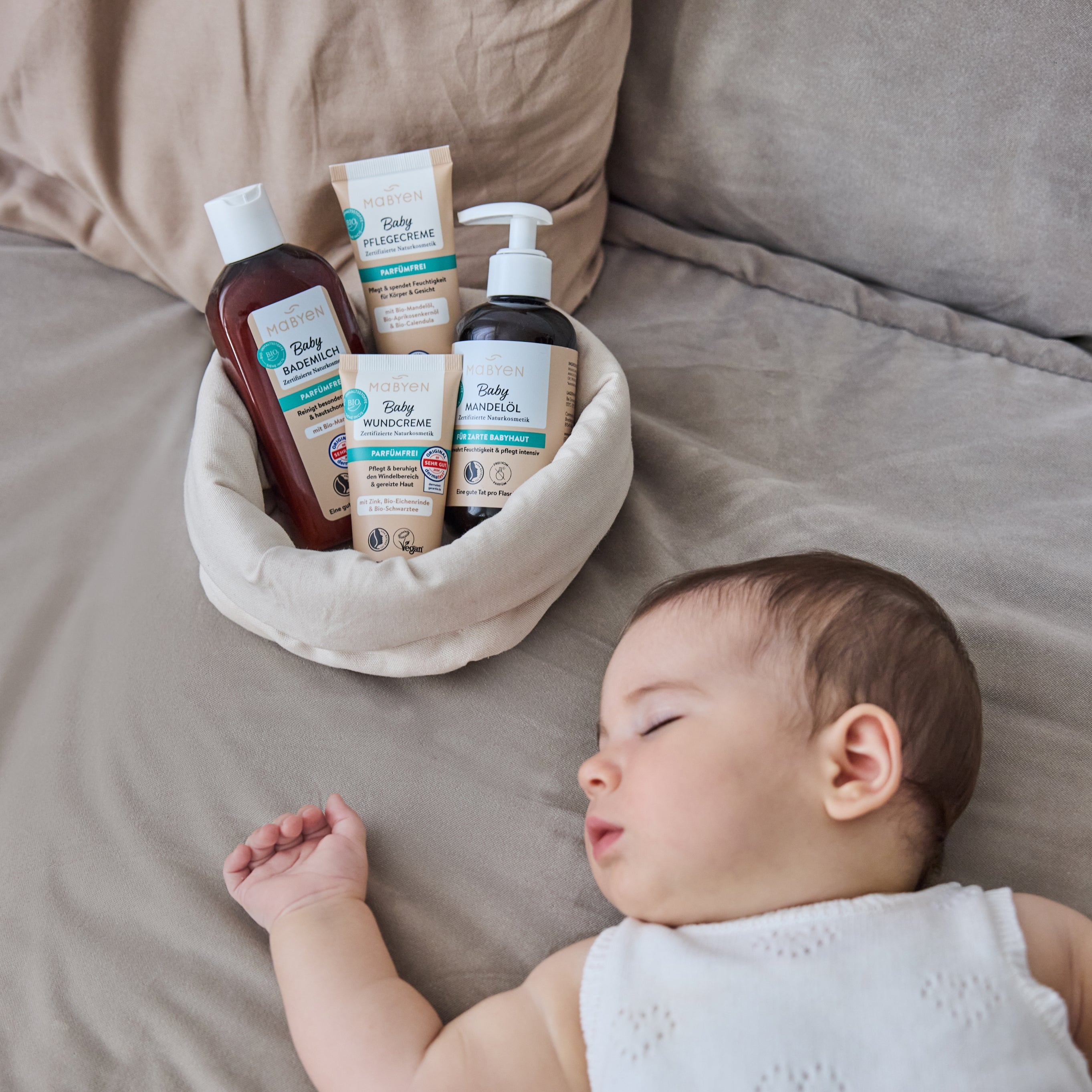 Mabyen Baby Pflegeserie parfümfrei mit sanften, natürlichen Pflegeprodukten für empfindliche Babyhaut, ideal für allergiegefährdete Hauttypen.