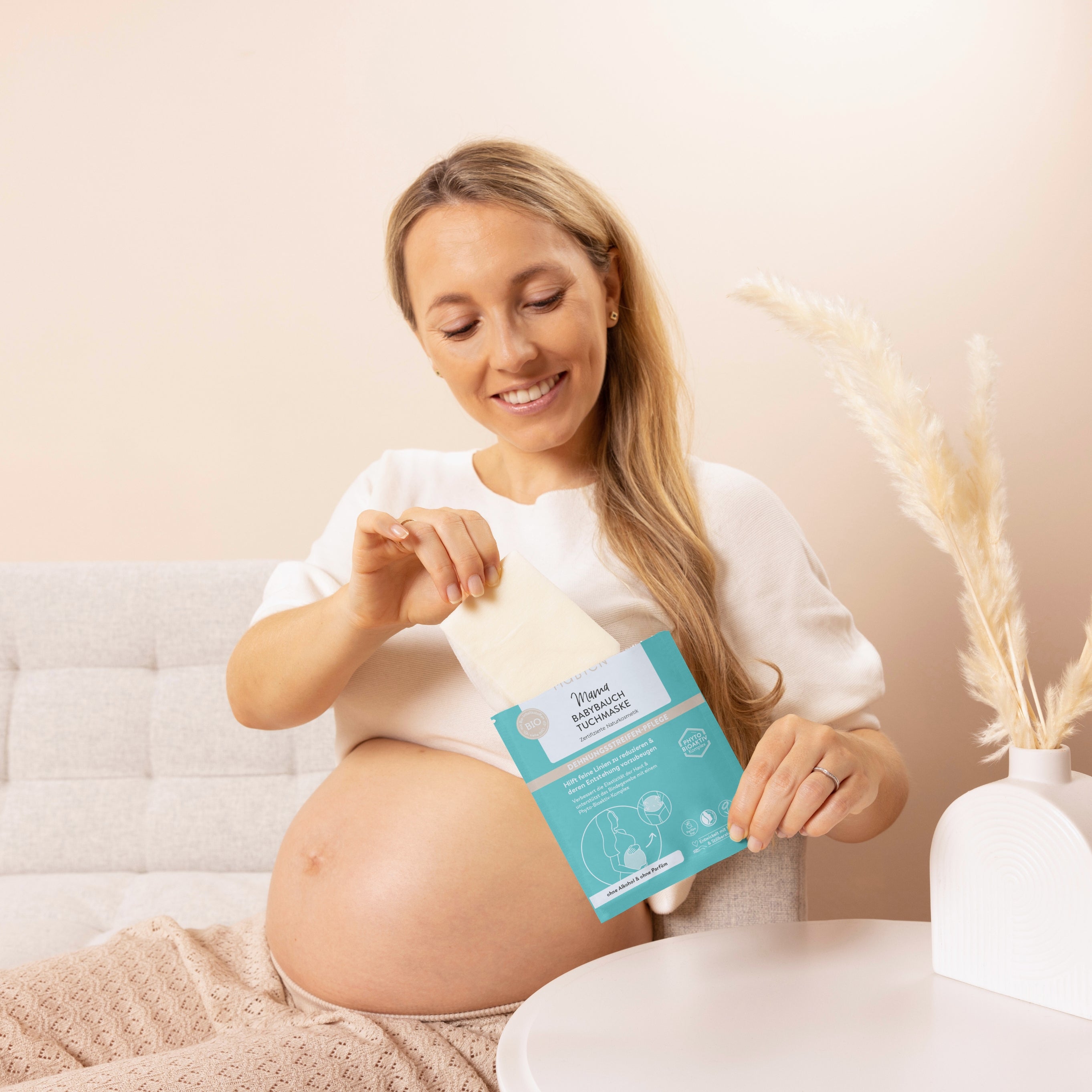 Mama auf Couch mit Babybauch Tuchmaske