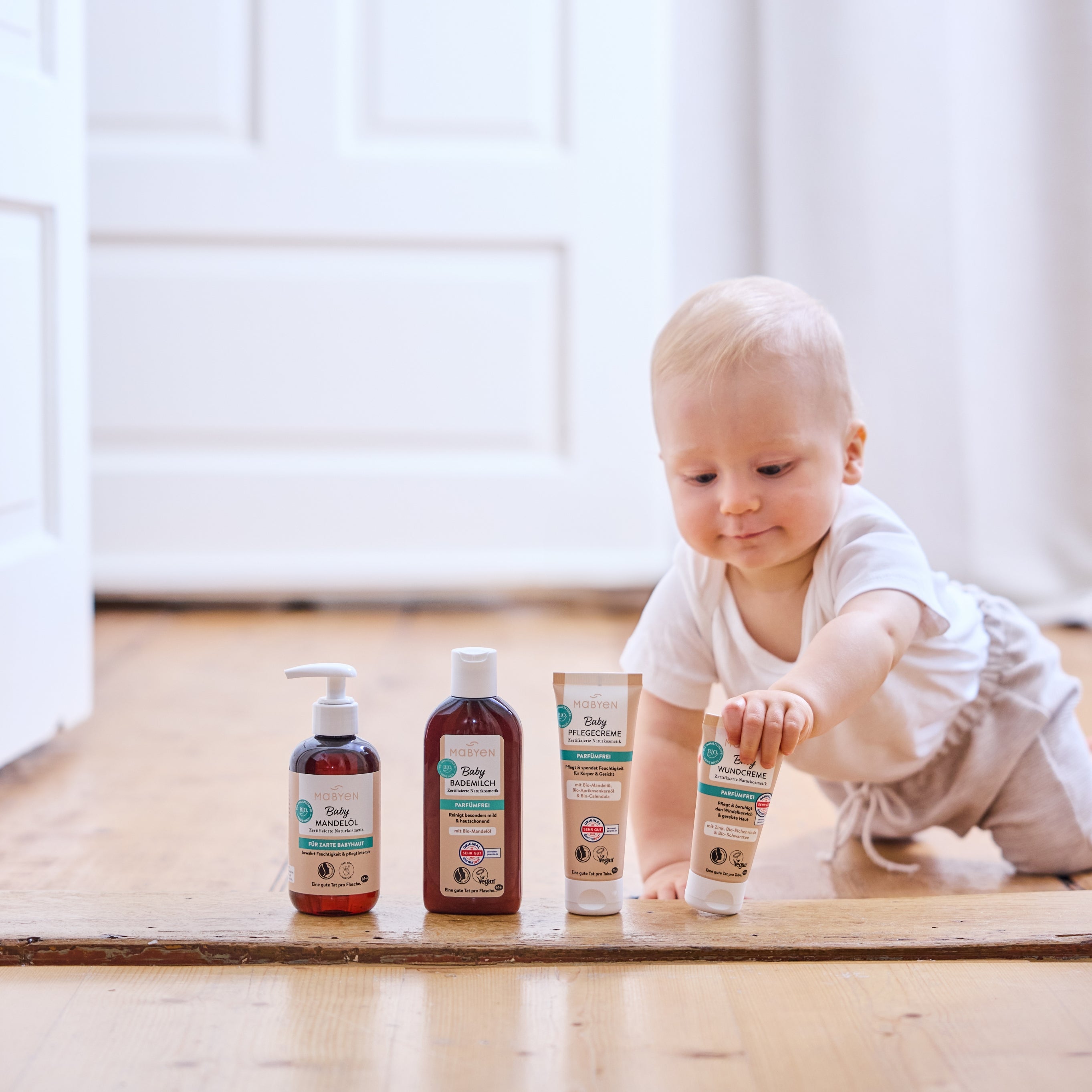 Mabyen Baby Pflege Pröbchen Set mit einer Auswahl hochwertiger, parfümfreier Pflegeprodukte für Babys in praktischen Probiergrößen.