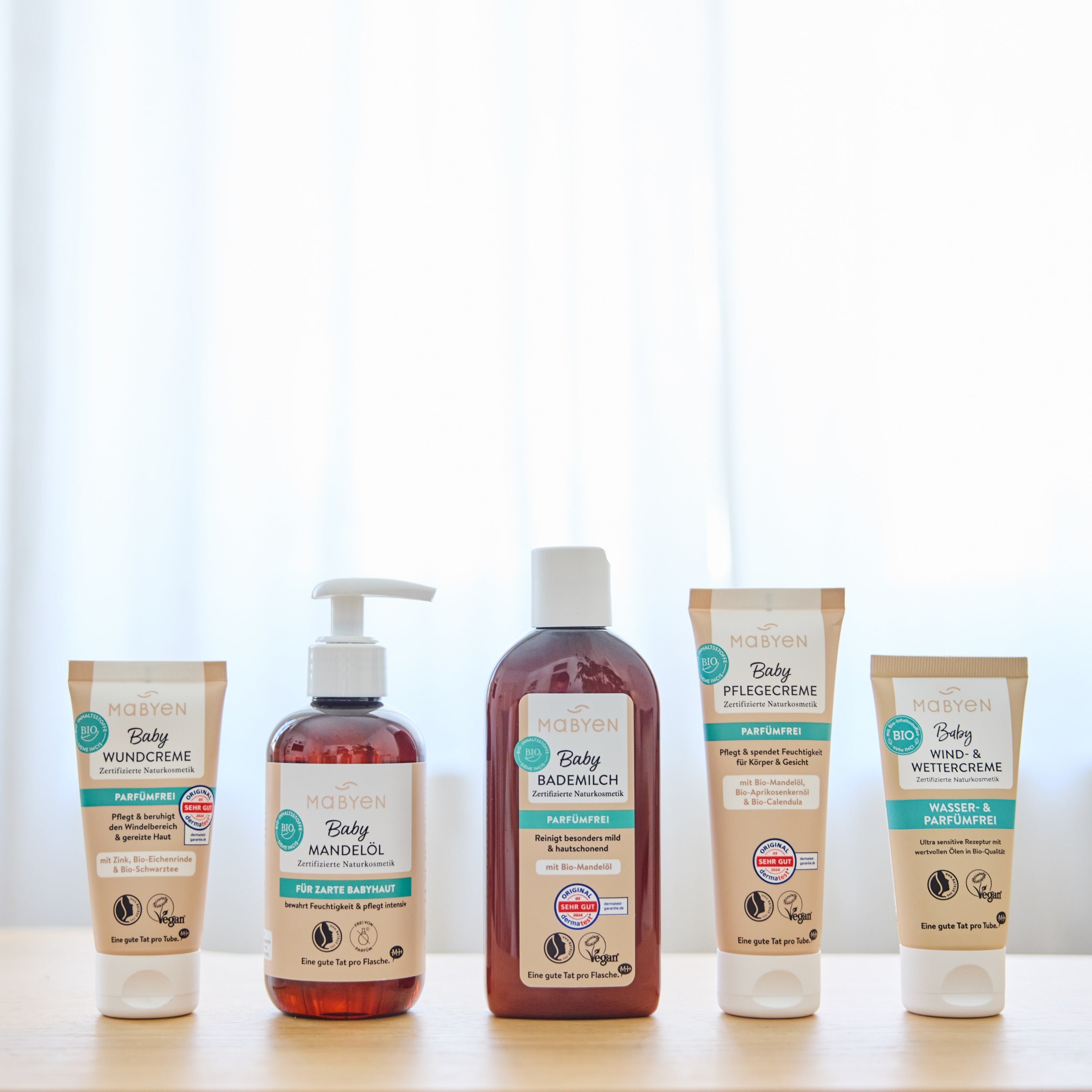 Praktisches Baby Pflege Pröbchen Set von Mabyen mit Wundcreme, Pflegecreme, Mandelöl, Wind- & Wettercreme und Bademilch in Probiergrößen.