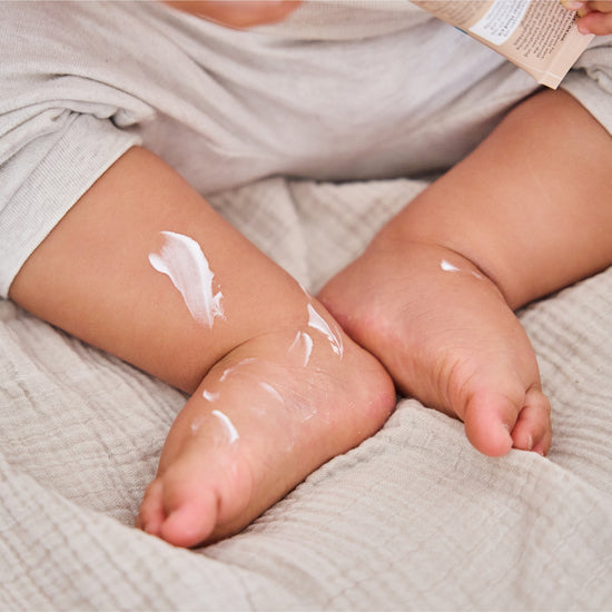 Anwendung Pflegecreme Baby Bein