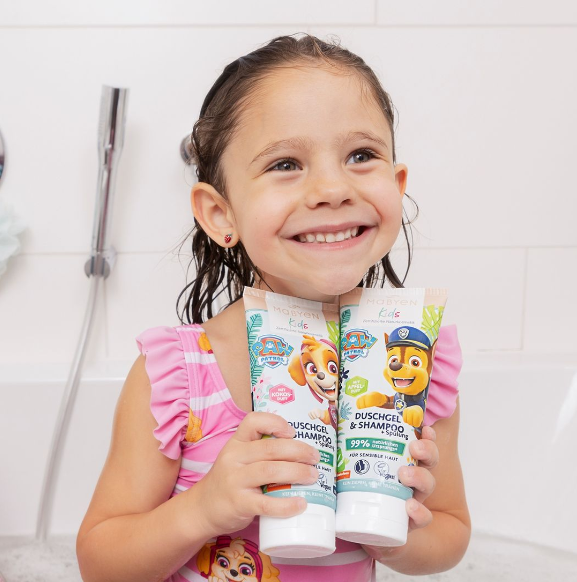 Glückliches Kind mit Mabyen PAW Patrol Produkten
