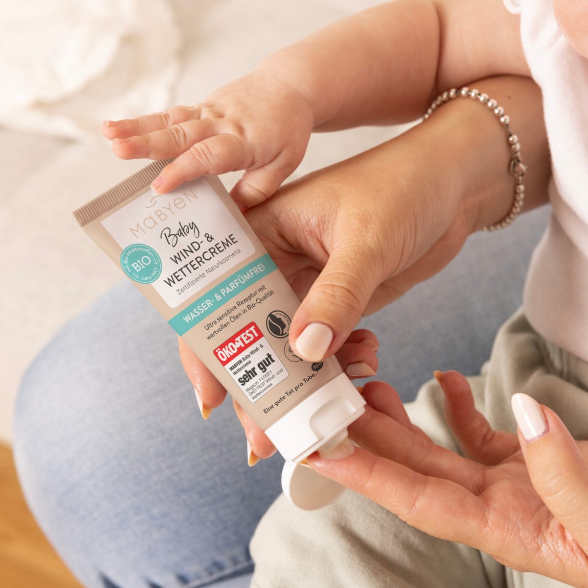 Baby Wind & Wettercreme wird auf Babyhaut aufgetragen