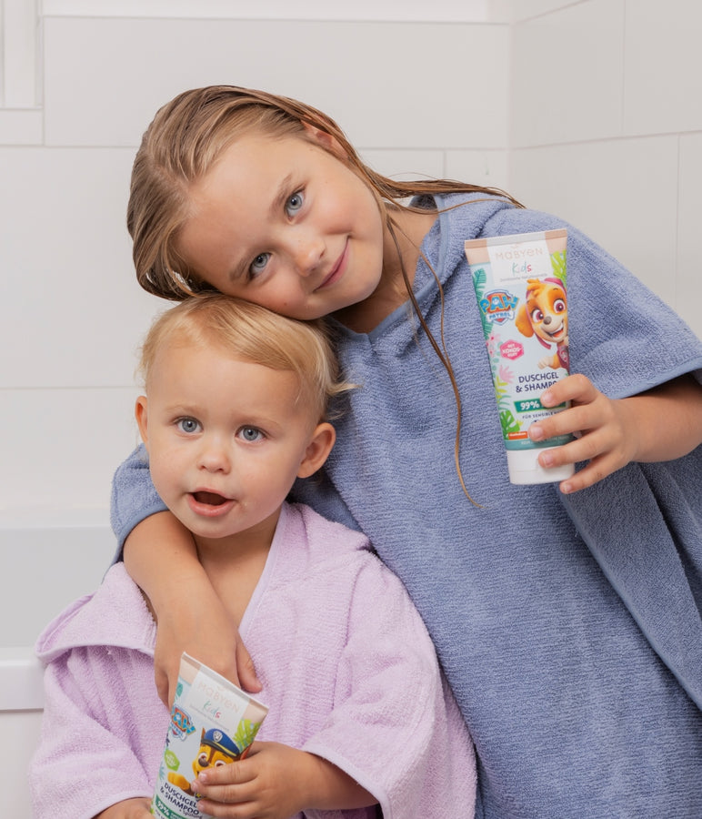 Zwei Mädchen mit PAW Patrol Duschgel & Shampoo