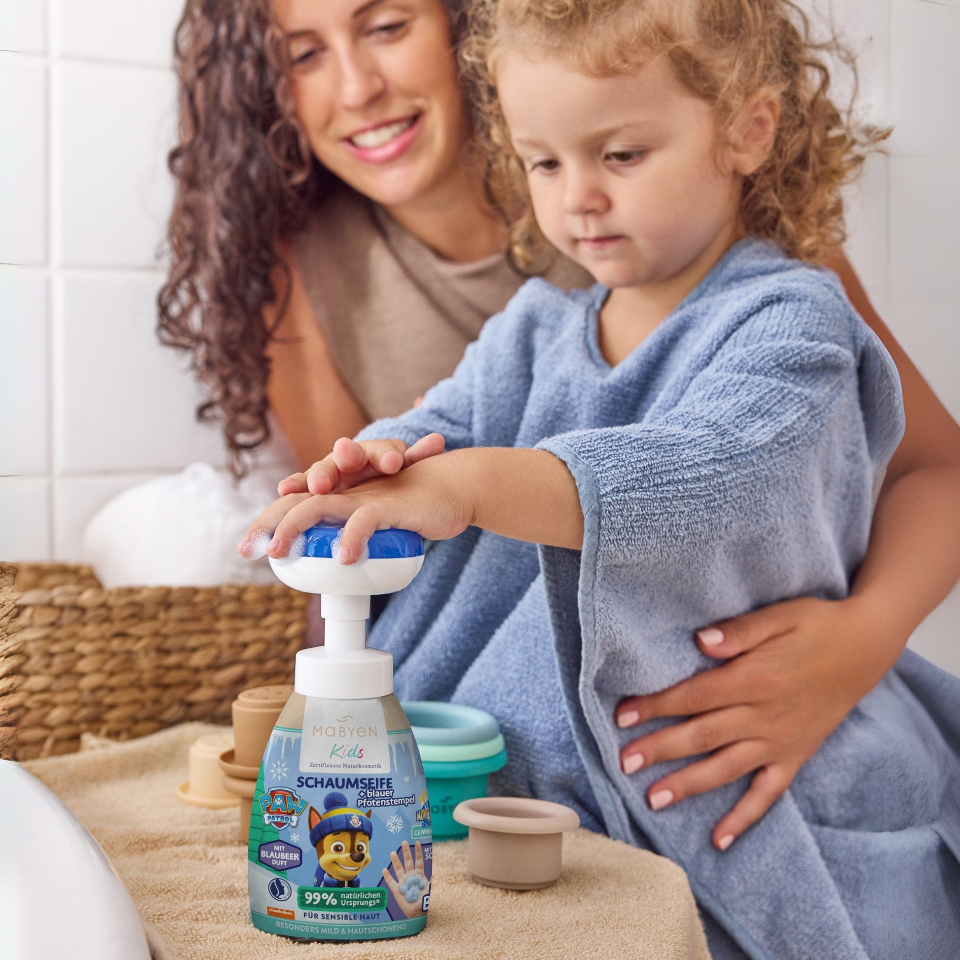Mama und Tochter mit blauer Schaumseife